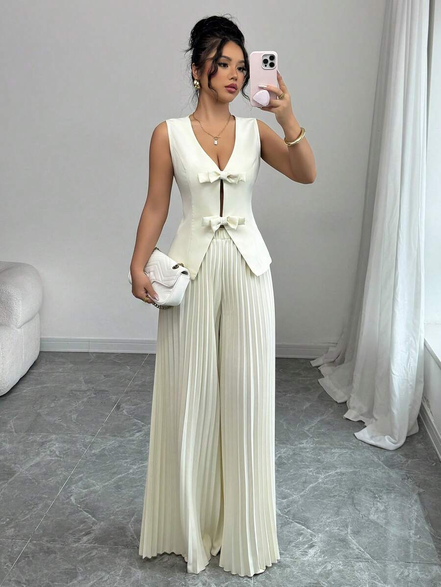Modelyn مجموعة بدلة نسائية مكونة من قطعتين: توب بدون أكمام مزين بفيونكة، وبنطال واسع الساقين بتصميم كشكشة