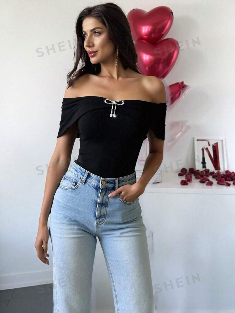 Firerie Camiseta negra ajustada con hombros descubiertos y decoración metálica, de estilo sencillo y elegante para festivales, ideal para ir de commute, primavera/verano y salidas