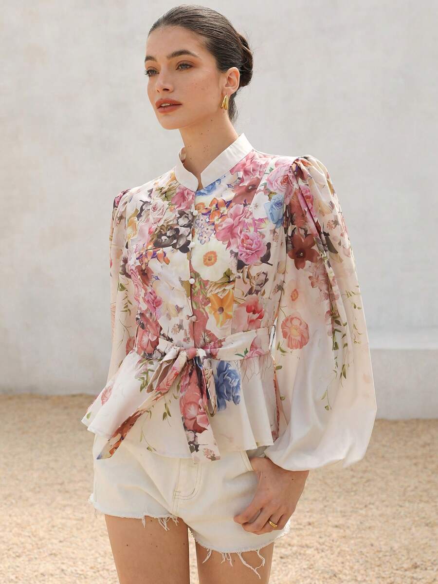 Aveloria Rosie Elegante camisa de señora de manga larga con cuello alto romántico, botones, cintura ceñida y estampado floral