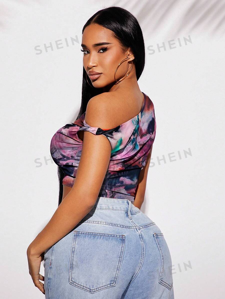 SHEIN SXY Blusa asimétrica de hombro abierto con estampado de teñido anudado en colores, versátil para uso casual, salidas, fiestas, clubes, citas, vacaciones, playa