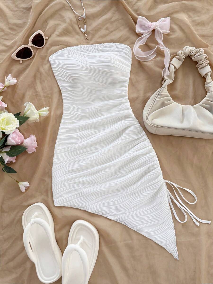 Soleia Robe mini asymétrique à volants, taille avec lacet, fente latérale, texture ondulée blanche, sans bretelles, adaptée pour fête, rendez-vous, goûter, festival de musique, style western, vacances à la plage, tenue d'été