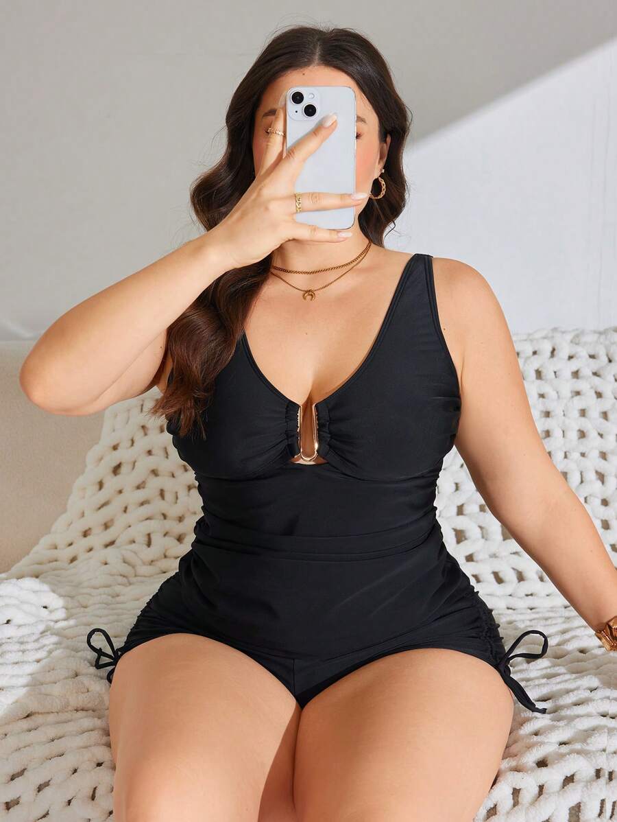 SHEIN Swim Curve Conjunto de 2 piezas con parte superior de tankini y Bottom en negro liso de punto fruncido de talle alto para mujer talla grande. Look minimalista para uso diario y vacaciones, ideal para verano y playa.
