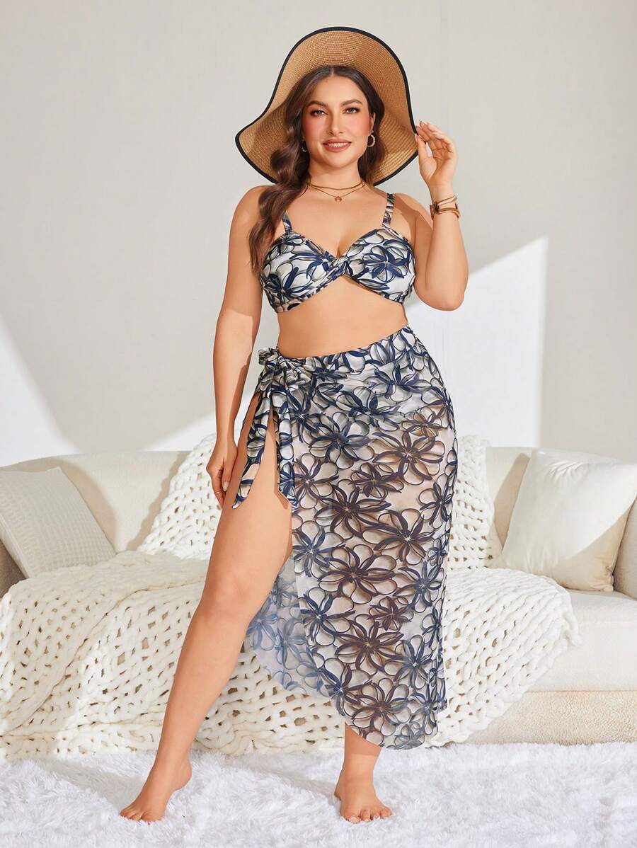 SHEIN Swim Curve Conjunto de 3 piezas talla grande para mujer con estampado floral aleatorio, sexy, ajustable, con tirantes de espagueti, top de bikini de cintura alta y falda pareo para vacaciones y uso diario en la playa