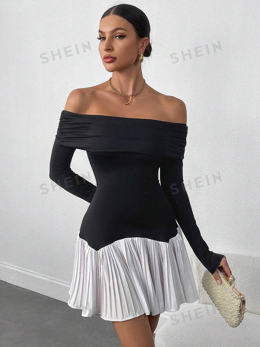 Vestido corto minimalista de mujer de manga larga con hombros descubiertos, bloque de color y dobladillo plisado