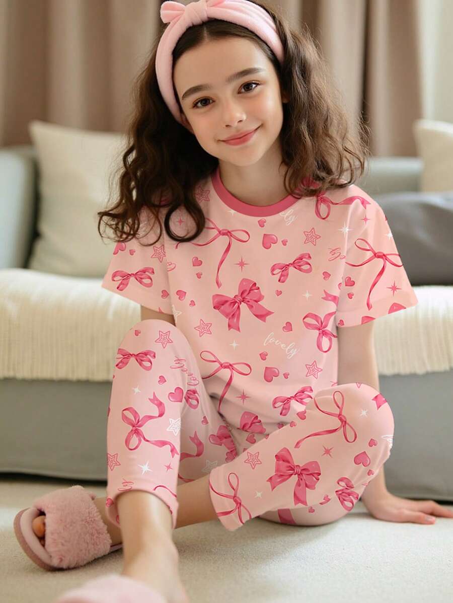 SHEIN Pijama minimalista informal de manga corta y pantalón para niñas preadolescentes, con moño rosa dulce y estampado en inglés, de ajuste ceñido, para primavera y verano