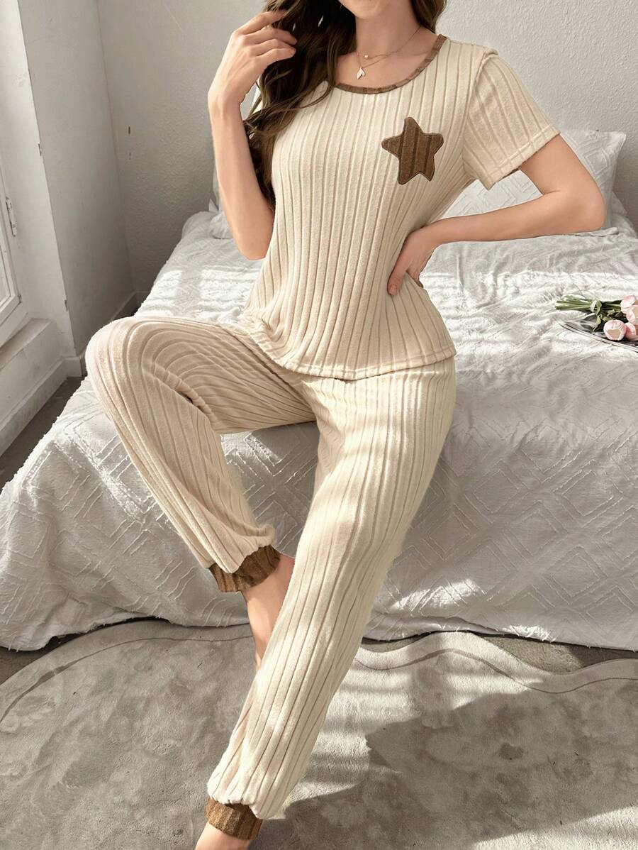 Conjunto de pijama para mujer con cuello redondo, mangas cortas y pantalones largos, con bloqueo de color y bordado de estrellas
