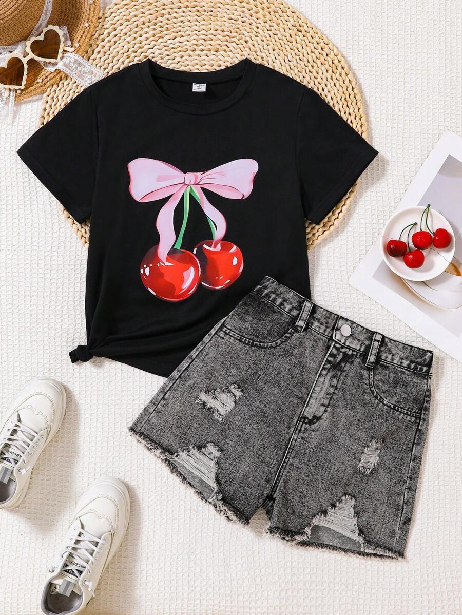 SHEIN Set de 2 piezas para niñas: camiseta de cuello redondo con estampado de cerezas de estilo casual y shorts vaqueros rotos con dobladillo deshilachado, para primavera/verano