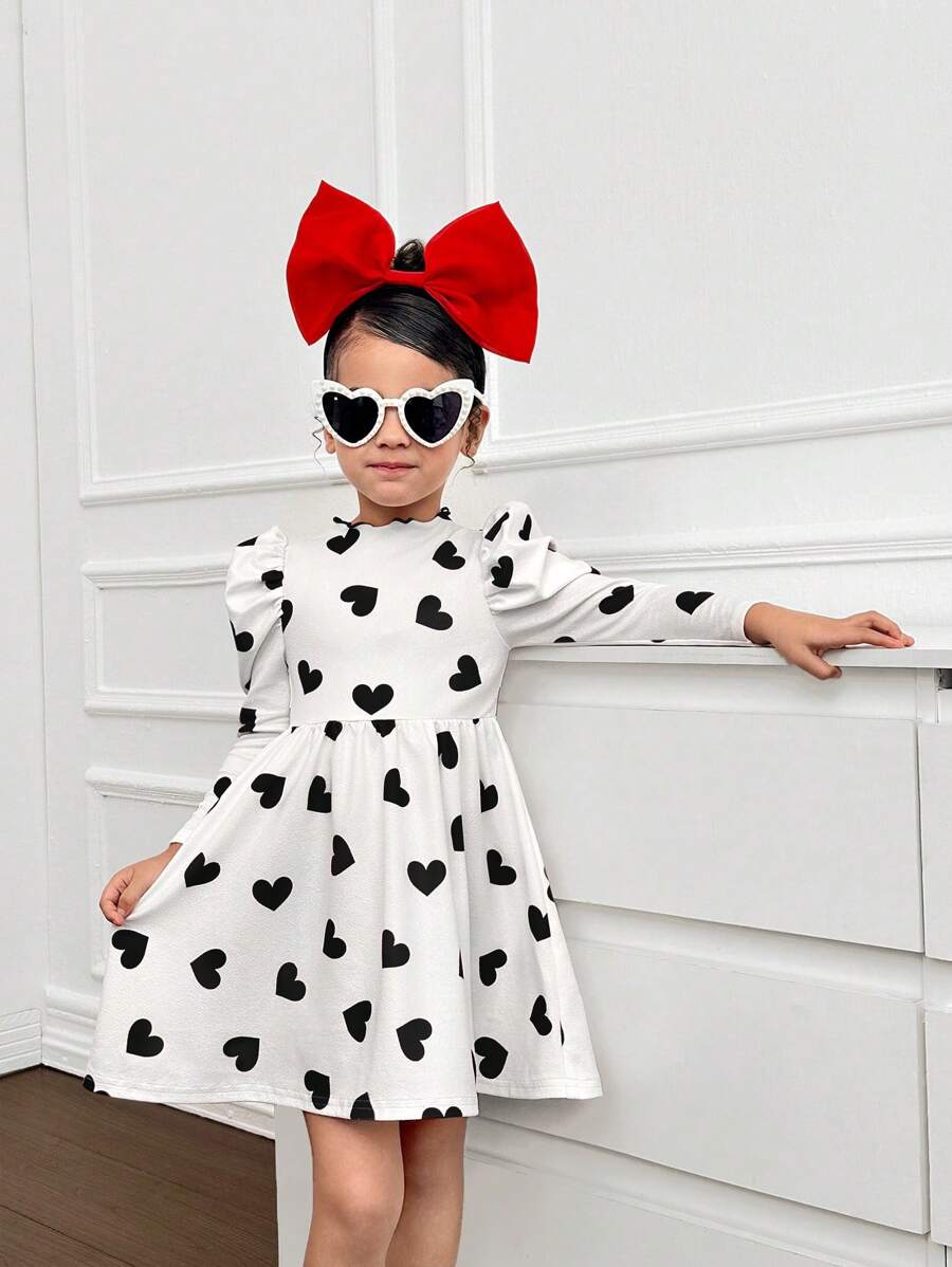 SHEIN Vestido de manga larga con cuello redondo y estampado de corazón, estilo de moda callejera para niñas jóvenes