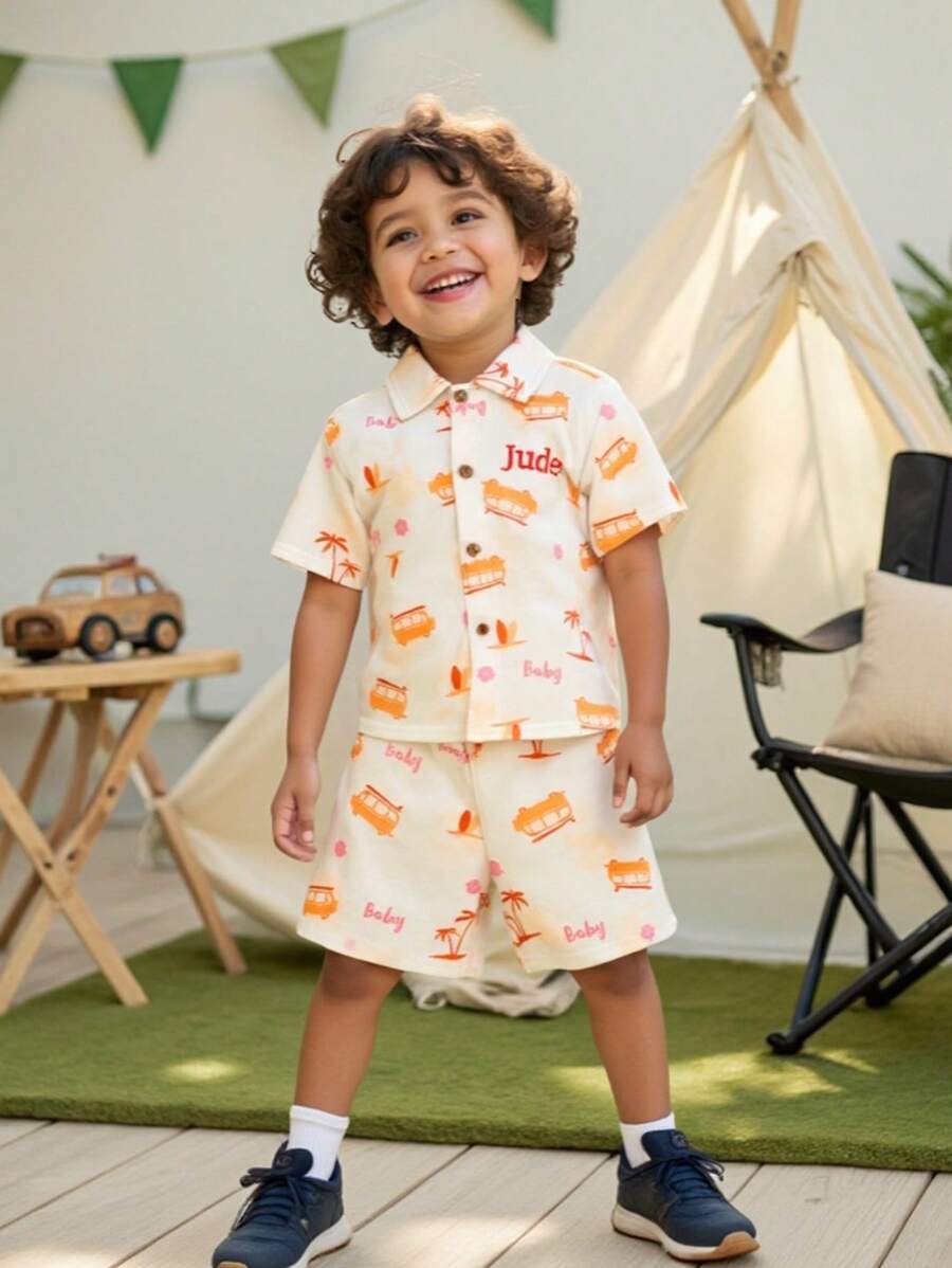 Set de 2 piezas de camisa de manga corta y pantalones cortos casuales para niños con impresión de árbol de coco y coche de dibujos animados, fresco, ligero y cómodo para uso diario y al aire libre en verano