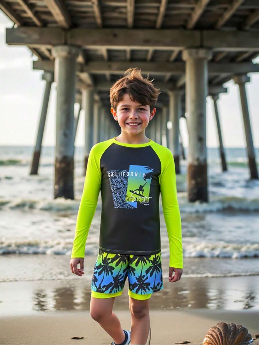 Tween Boy badmodetop met ronde kraag, lange mouwen en all-over print + zwembroekset