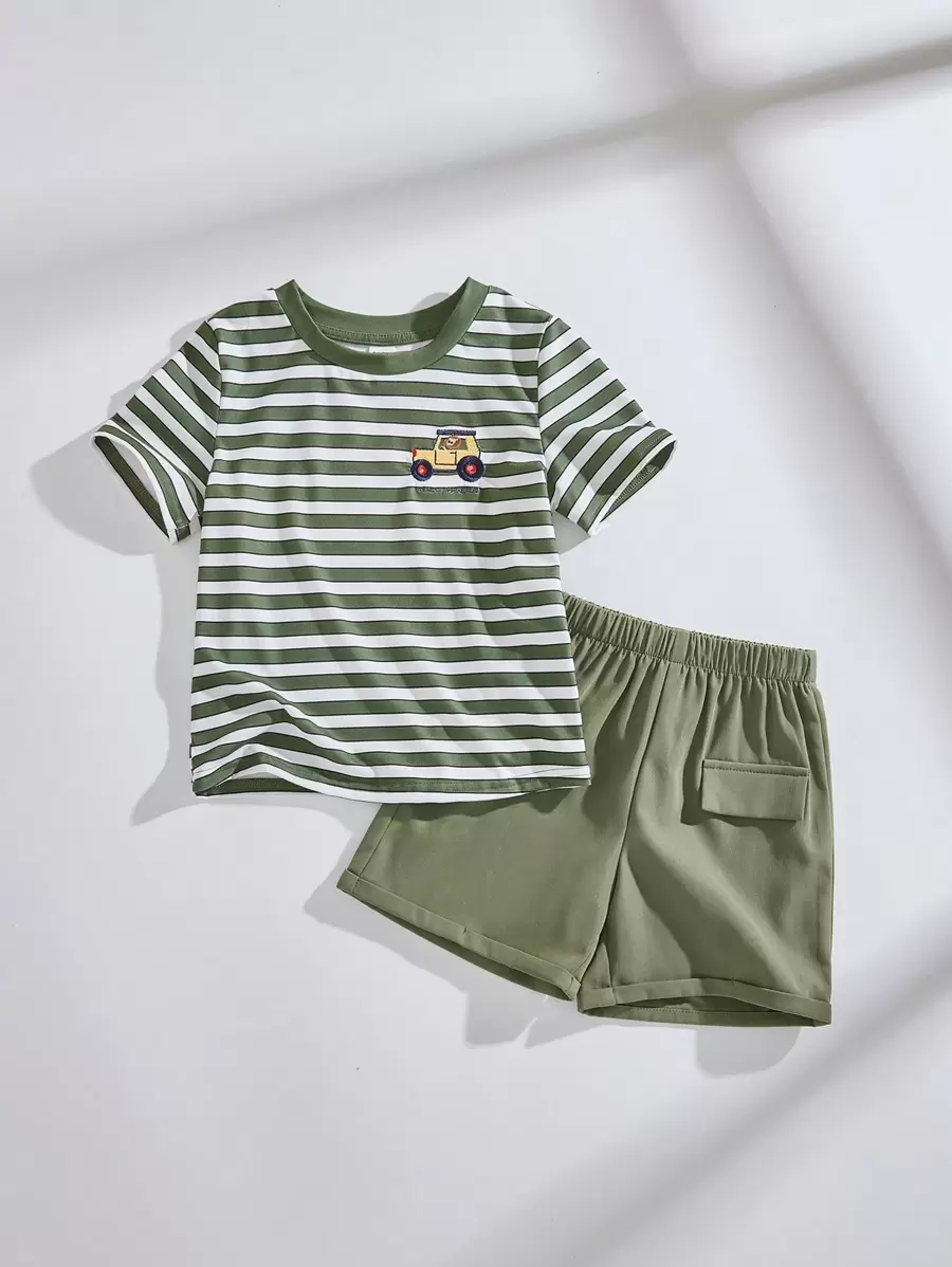 THE HAPPY LOOK Conjunto de 2 piezas para niños pequeños con camiseta de manga corta de cuello redondo con estampado de rayas y autos, y pantalones cortos verdes