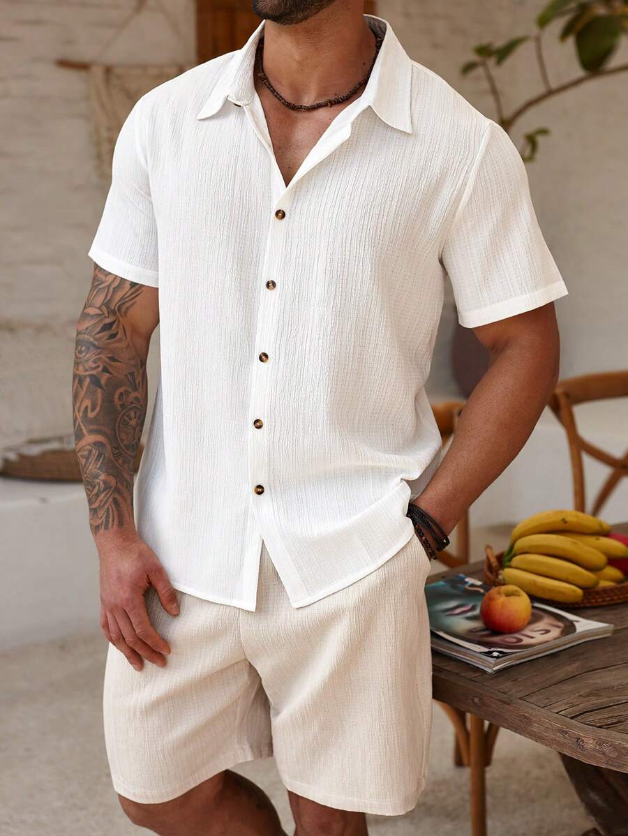 ResortEase Traje casual de talla grande para hombre compuesto por camisa de manga corta de un solo pecho en color liso y pantalones cortos