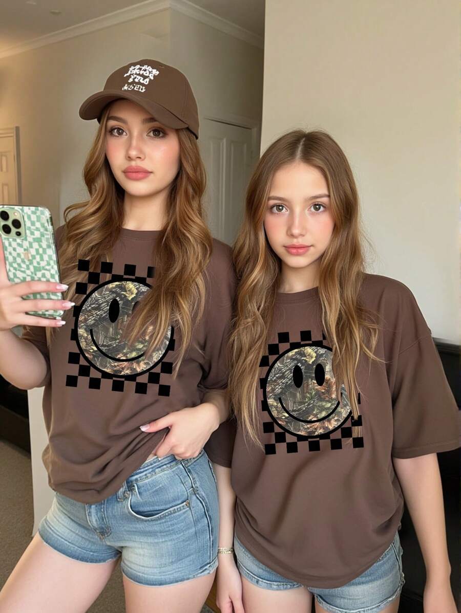 SHEIN Maglietta basic a maniche corte con girocollo per ragazze pre-adolescenti, con stampe grafiche a quadri, floreali e facce spaventose, abiti coordinati/abbinati (venduti separatamente in 2 pezzi)