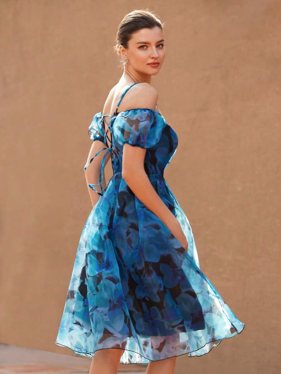 Aveloria Rosie Vestido camisero con cuello de corazón y mangas abullonadas, diseño de hombros descubiertos, en estampado floral azul de organza. Romántico, elegante, vintage y refinado para mujeres. Vestido de graduación