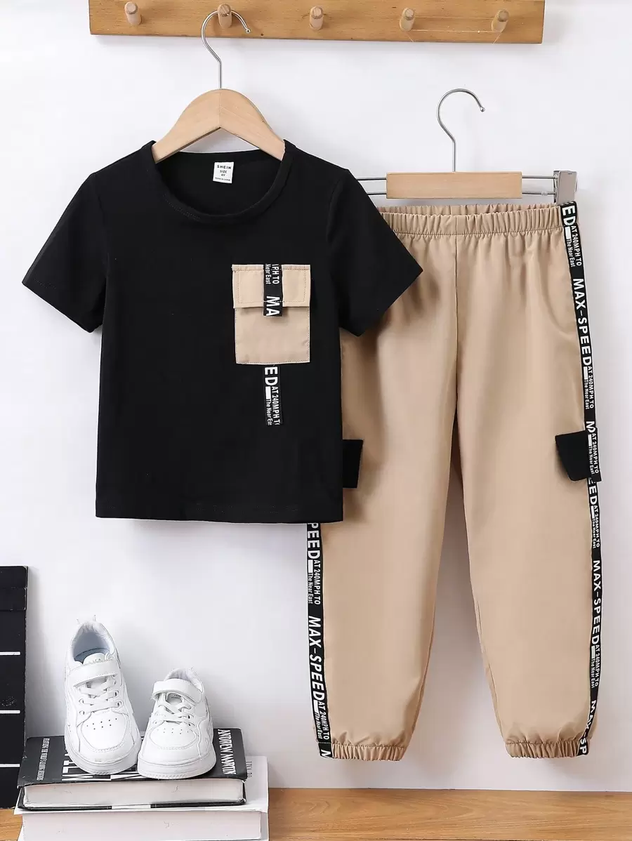 SHEIN 2 piezas Conjunto informal deportivo para niño pequeño - Camiseta negra de cuello redondo de manga corta con bolsillo de color contrastante y cinta con texto, combinada con pantalones cargo de cintura elástica, adecuado para juegos diarios al aire libre, escuela, deportes, viajes, primavera y verano