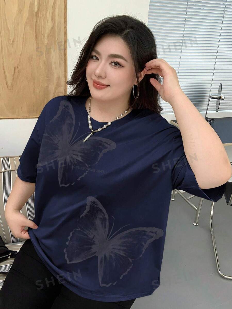 Dazy Plus Camiseta de manga corta con cuello redondo y corte holgado con estampado de mariposa, talla grande, camiseta gráfica de verano, sobredimensionada