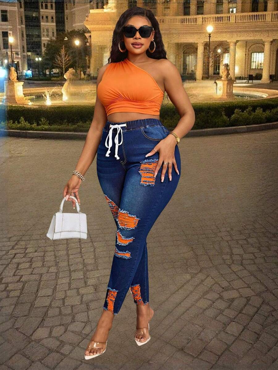 SHEIN SXY Jeans de talla grande de mezclilla desgastados de alta elasticidad con cordón de malla de colores en la cintura, ajuste entallado