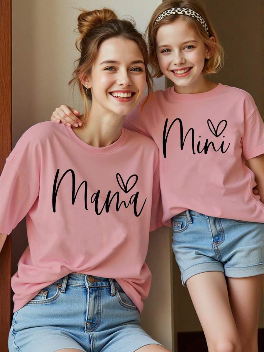 SHEIN تي شيرت أساسي بأكمام قصيرة مع طباعة شعار وأحرف بتصميم بسيط وأنيق للفتيات، متناسق مع الأم (يباع القطعتان بشكل منفصل)