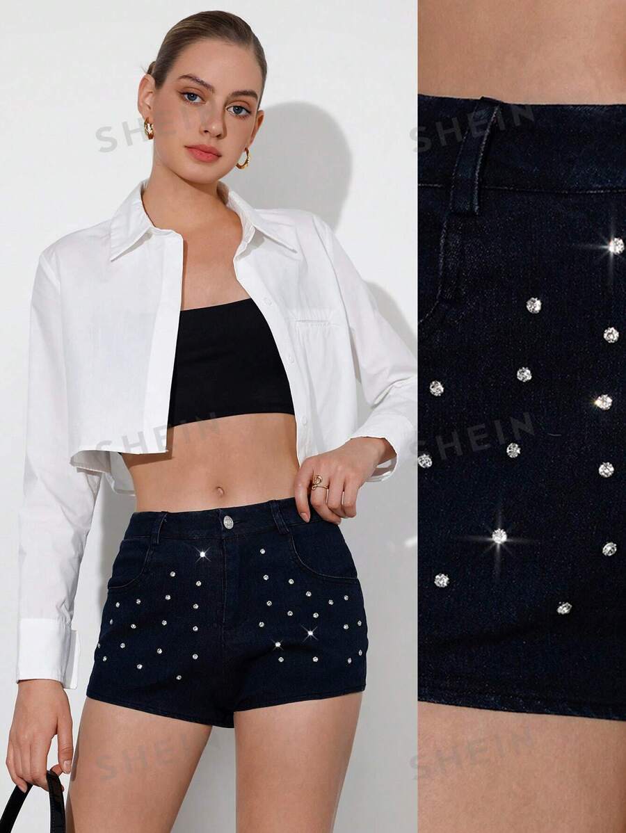 Aveloria Affinna Pantalones cortos asimétricos ultra cortos decorados con remaches de plata de estilo chic callejero romántico punk del milenio
