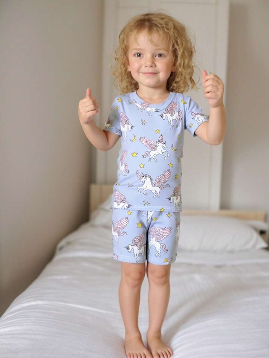 Conjunto de pijama de niña con parte superior de manga corta con estampado de unicornio lindo y shorts ceñidos a juego, ajuste ceñido