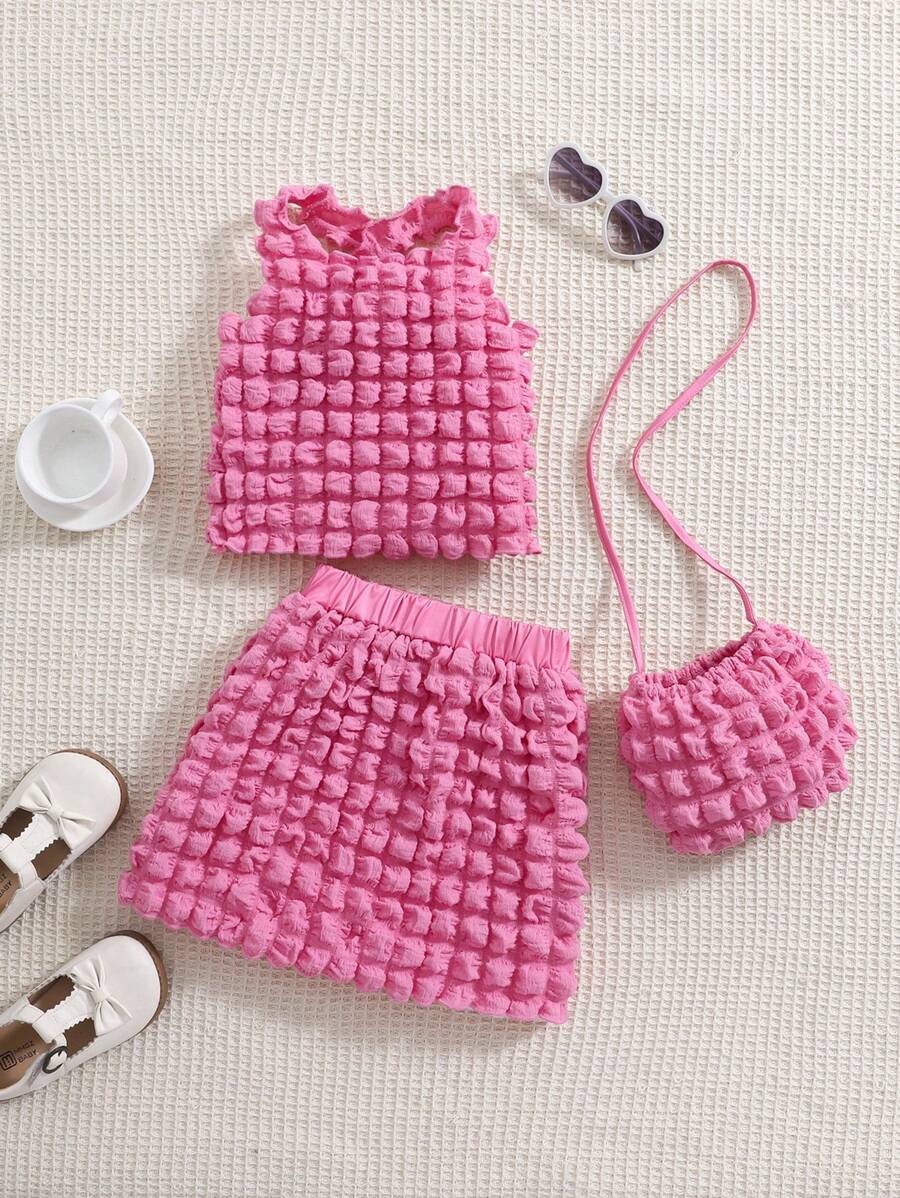 SHEIN Ensemble top sans manches et shorts avec sac à bandoulière pour filles, style casual avec élastique et motifs 3D à pois. Tenue de tous les jours simple et appropriée pour l'été