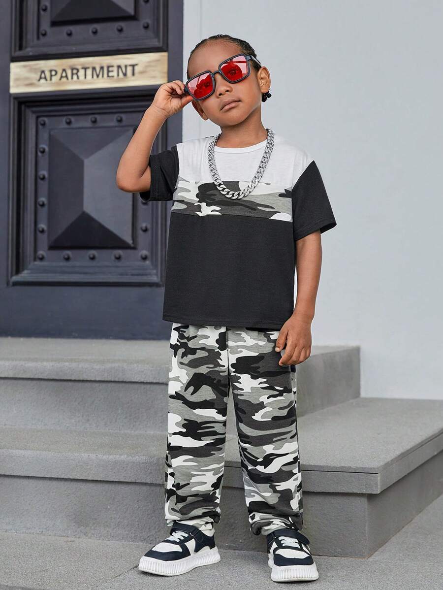 SHEIN Kleine Jungen Lässiges Set aus kurzärmligem T-Shirt und Hose mit Tarnmuster und Farbblock-Motiv