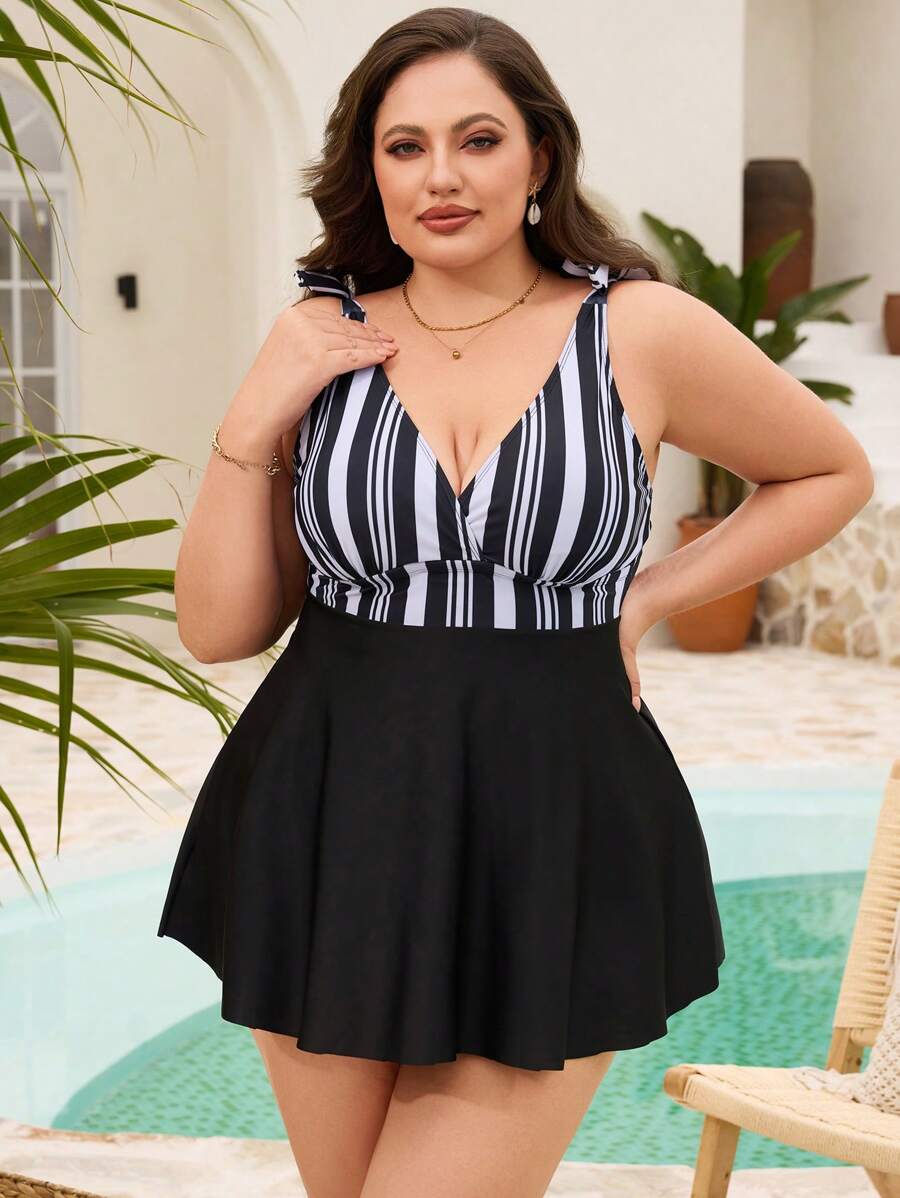 SHEIN Swim Curve Set da bagno due pezzi taglia curvy, con top a scollo profondo regolabile a fantasia a righe e fiori, abbinato a slip a triangolo classico, semplice e alla moda, adatto per spiaggia e festa casual