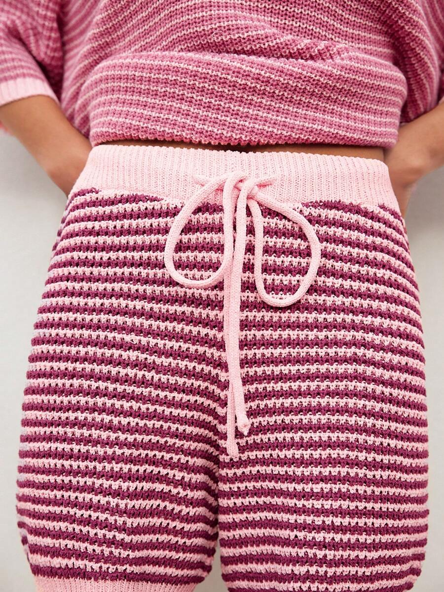 Maija Zomer 2025 Nieuwe Collectie Kleurrijke Gestreepte Ornamenten Dagelijkse Reismode Casual Zomer Strandvakantie Buiten Straat Snap Contrasterende Kleur Trekkoord Strik Ontwerp Elastische Taille Gebreide Shorts Voor Vrouwen, Bohemian Feest Bruiloft Gast Vintage Outfit, Muziekfestival, Afstudeer Brunch Kleding