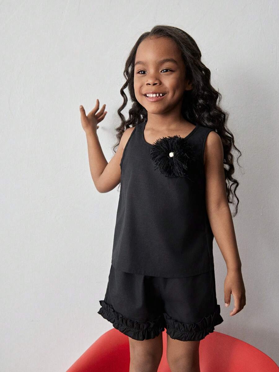 Maija Kids Maija Kids Ensemble 2 pièces de haut court et ample avec accessoires exagérés sans manches et short à volants évasé pour jeune fille. Style doux et audacieux. Couleur noire. Décontracté/Intérieur/École. Printemps/Été