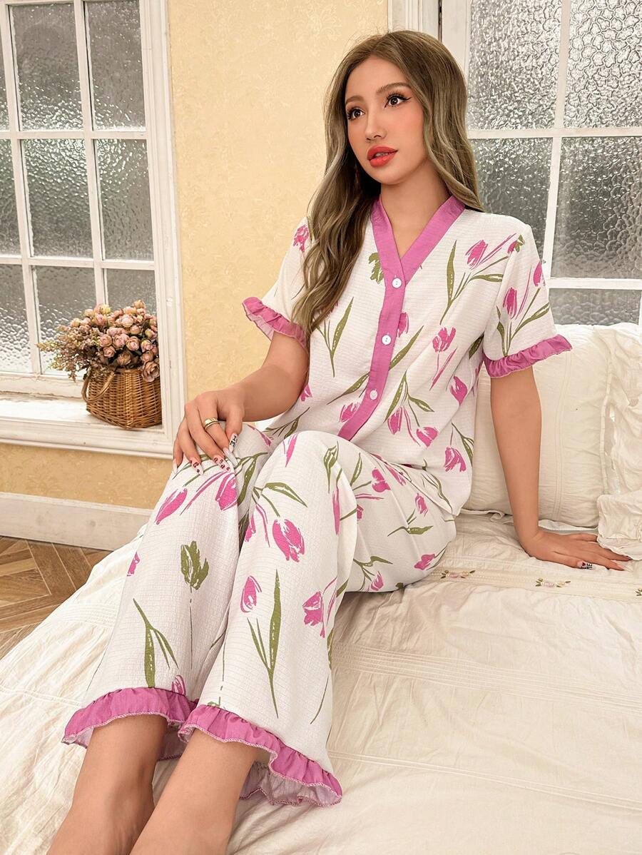 CottageSlumber Conjunto de pijama con parte superior de manga corta con cuello abierto y olanes a contraste, y pantalones con estampado floral para temporadas festivas y vacaciones