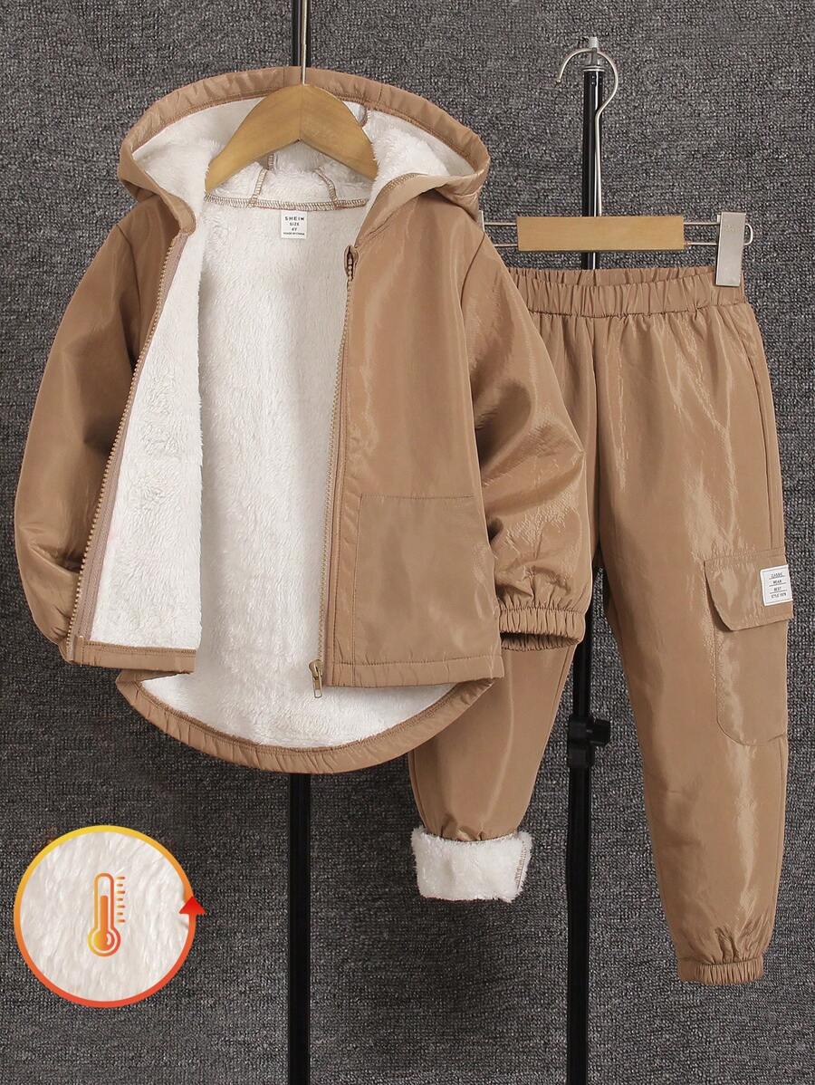 SHEIN Conjunto de 2 piezas para niños pequeños - Chaqueta cortaviento con capucha de caqui forrada térmicamente, diseño con cremallera, tela que no se arruga, puños elásticos, a prueba de viento y cálida; Pantalones casuales de caqui con bolsillos y cintura elástica, adecuados para uso casual en otoño e invierno