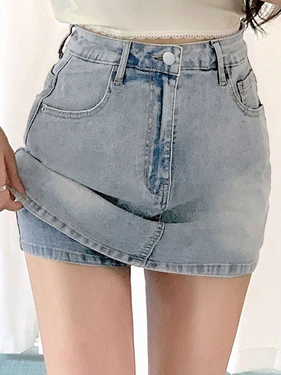 Gonna-pantaloncino in jeans versatile casual da donna adatta per tutti i giorni, con tasche