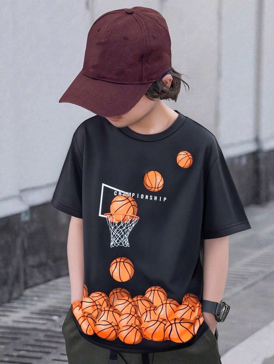 SHEIN Camiseta de manga corta de ajuste suelto con estampado de baloncesto para niños
