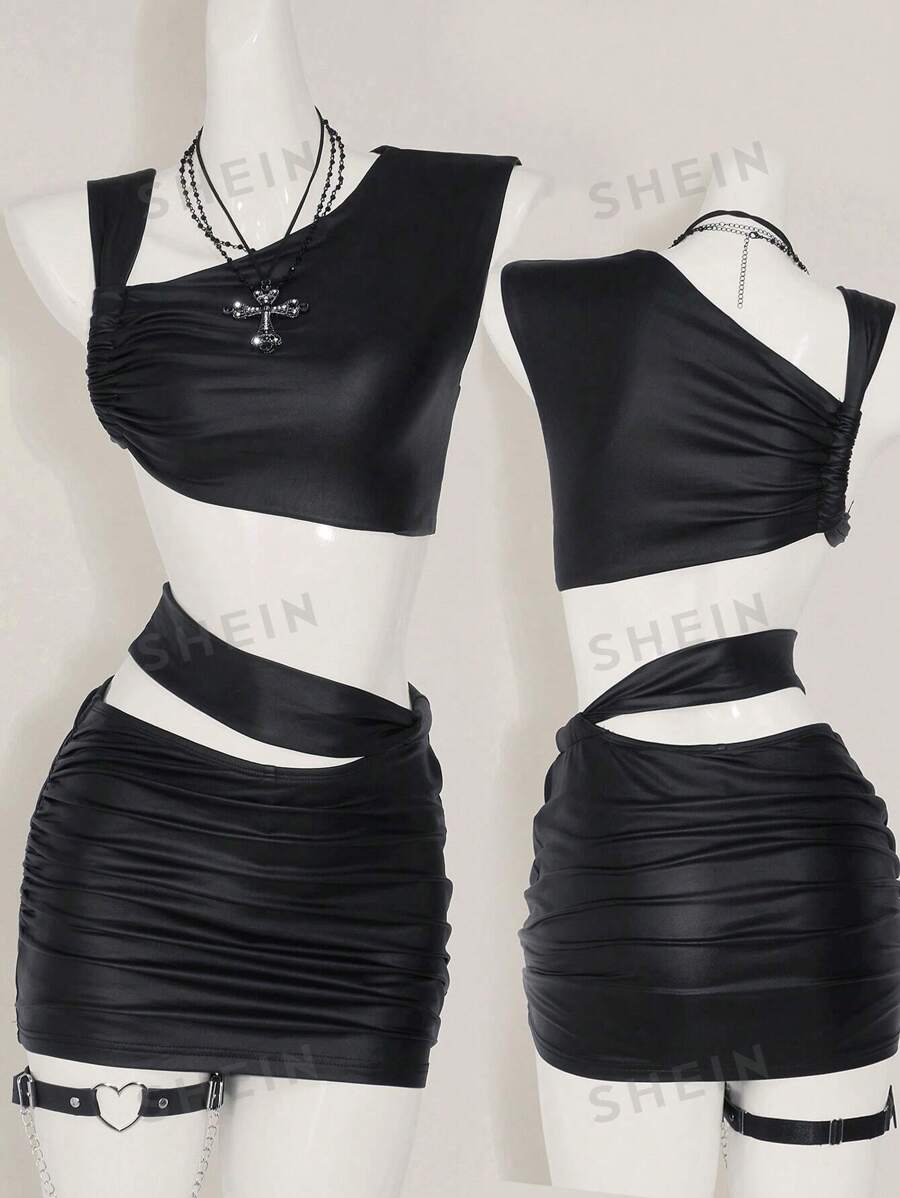 SHEIN ICON Conjunto de dos piezas de mujer para primavera y verano, compuesto por una falda mini con pliegues y aberturas, y una blusa de cuello asimétrico y escote con recortes, en piel sintética (PU) negra