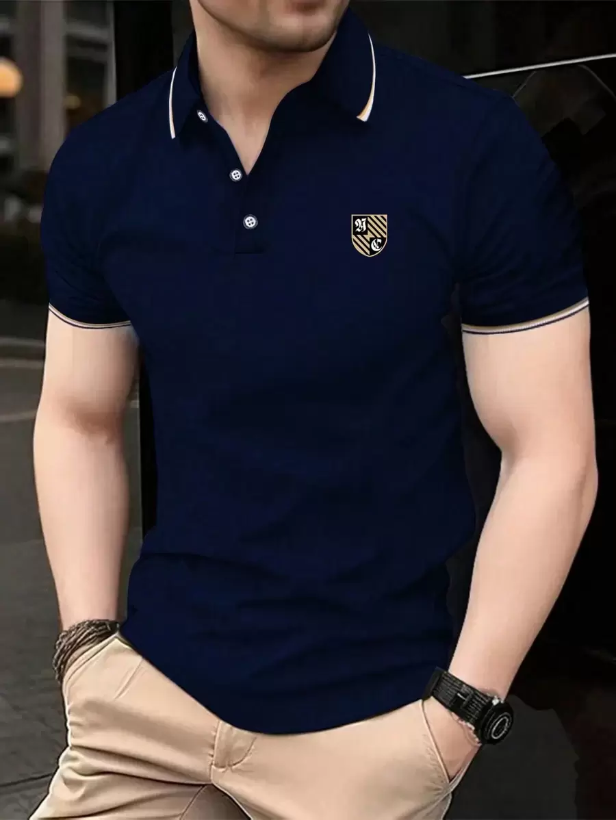 Camiseta polo con cuello de botones para hombre con gráfico de escudo