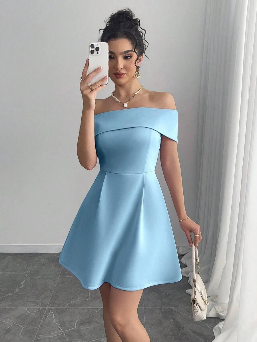 Vestido elegante y minimalista de unicolor con hombros descubiertos y ajustado a la cintura
