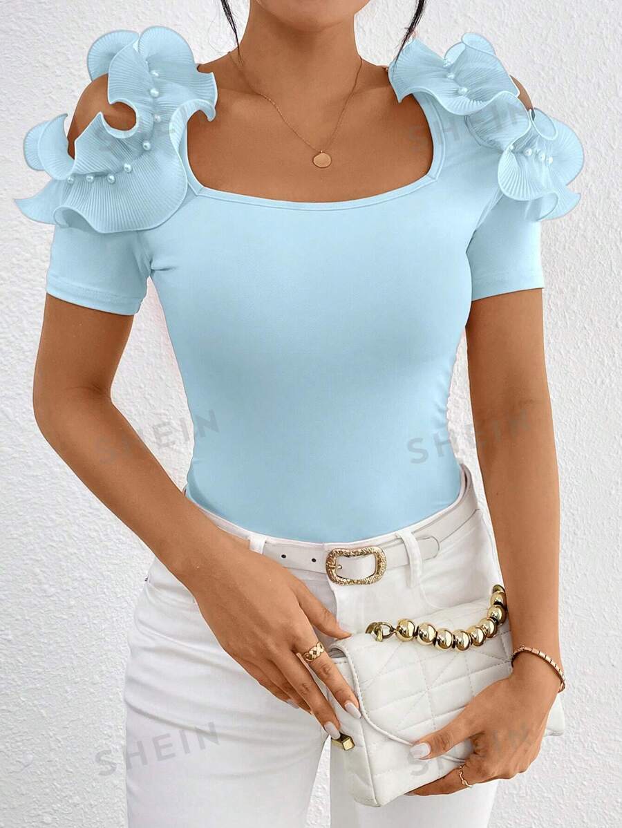 SHEIN Privé Camiseta ajustada de cuello de aro con adorno de tachuelas, diseño en X hueco y volante