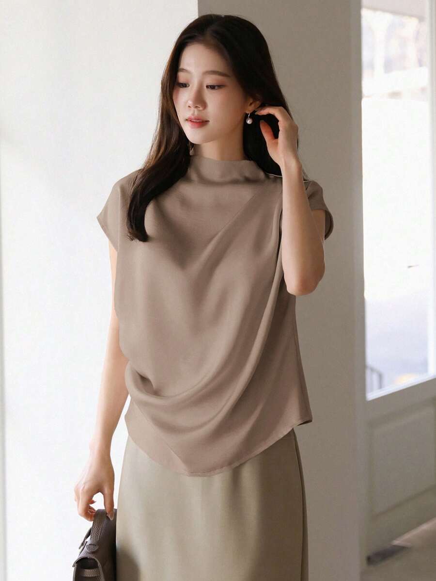 DAZY Blusa elegante y casual de verano para mujer con manga corta, ajustada y con pliegues en color liso