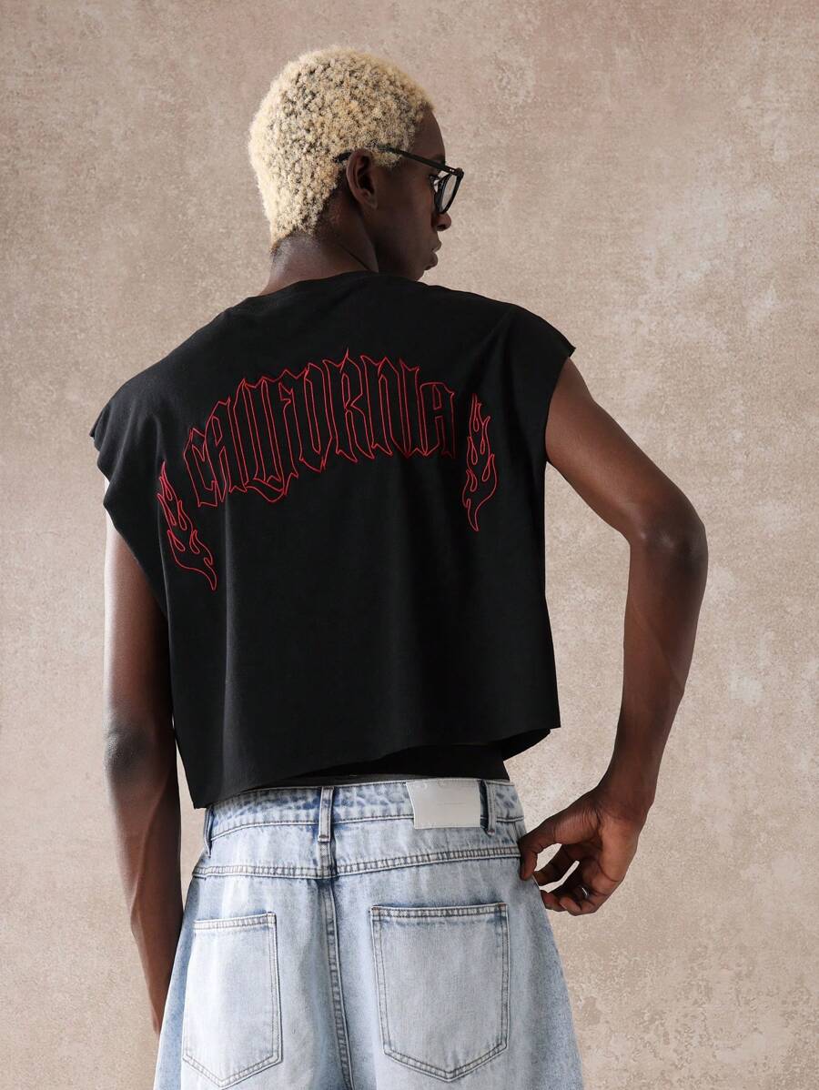SUMWON Top sin mangas de algodón premium con estampado de fuente gótica rebelde, borde crudo y longitud acortada, ideal para festivales, conciertos, uso casual de verano y moda urbana