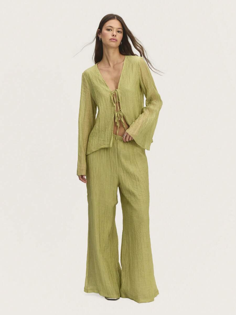 Nöista Pantalones plisados de un elegante silueta en tono verde pastel fluido. Ideales para el verano europeo, reuniones de Pascua o ropa de playa.