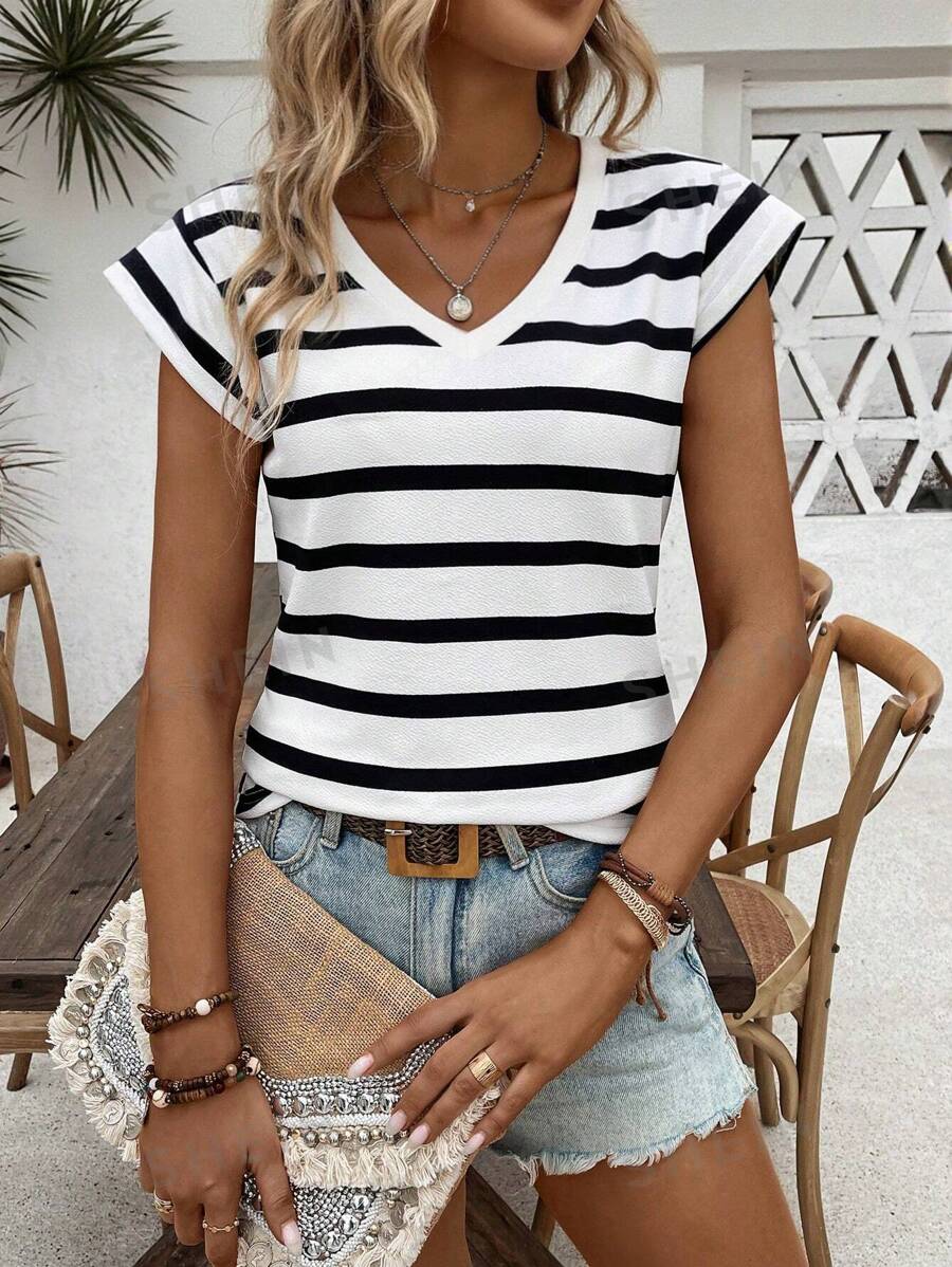 SHEIN LUNE Camiseta casual holgada de manga corta con escote en V a rayas para mujer de talla grande
