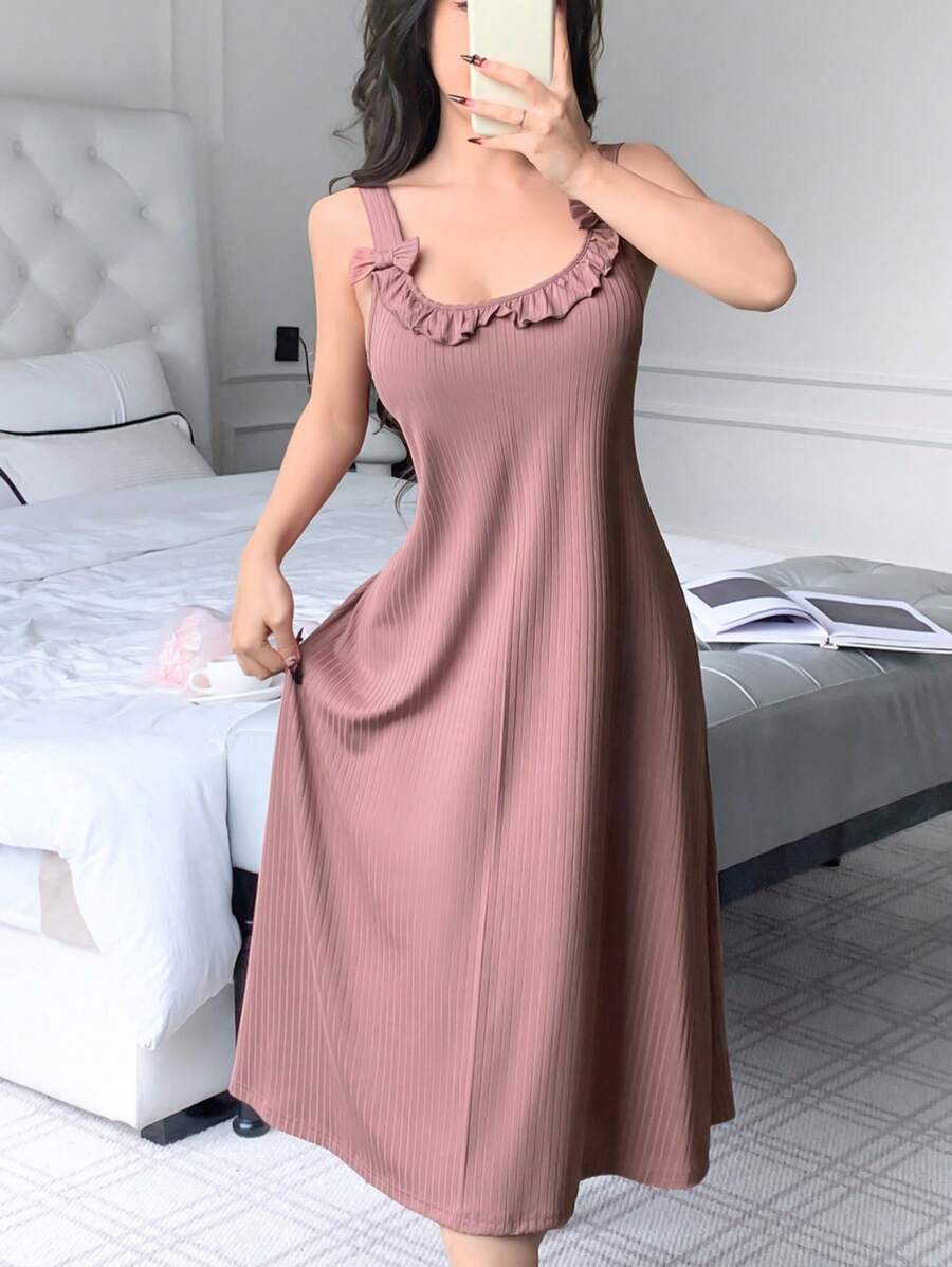 Vestido de casa de mujer con elegante decoración de lazo 3D y tirantes sueltos