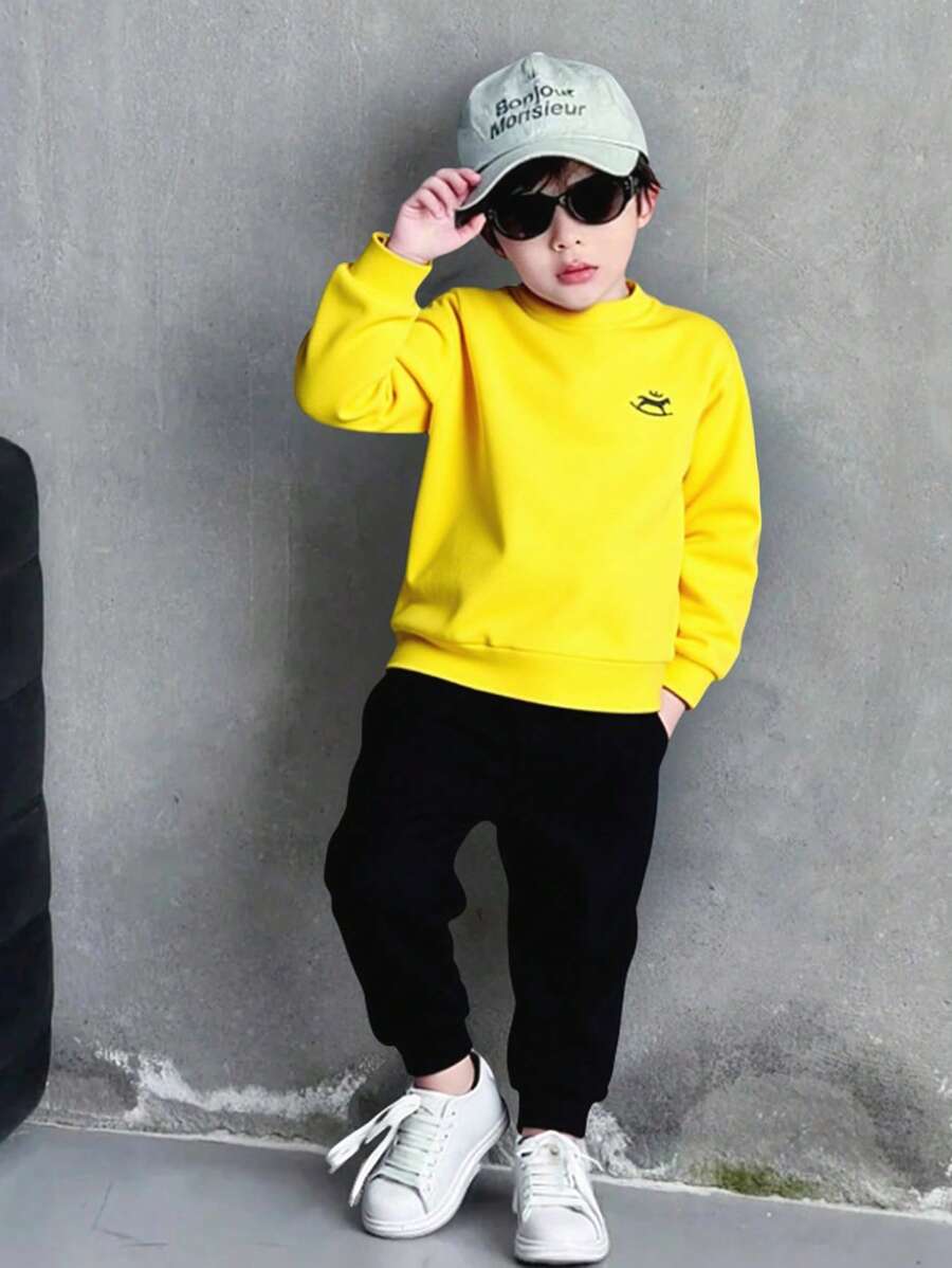 SHEIN 2 stuks Kids Boys Casual Geel Borduurwerk Sweatshirt en Zwarte Broek Set, Comfortabele Outfit Voor De Lente