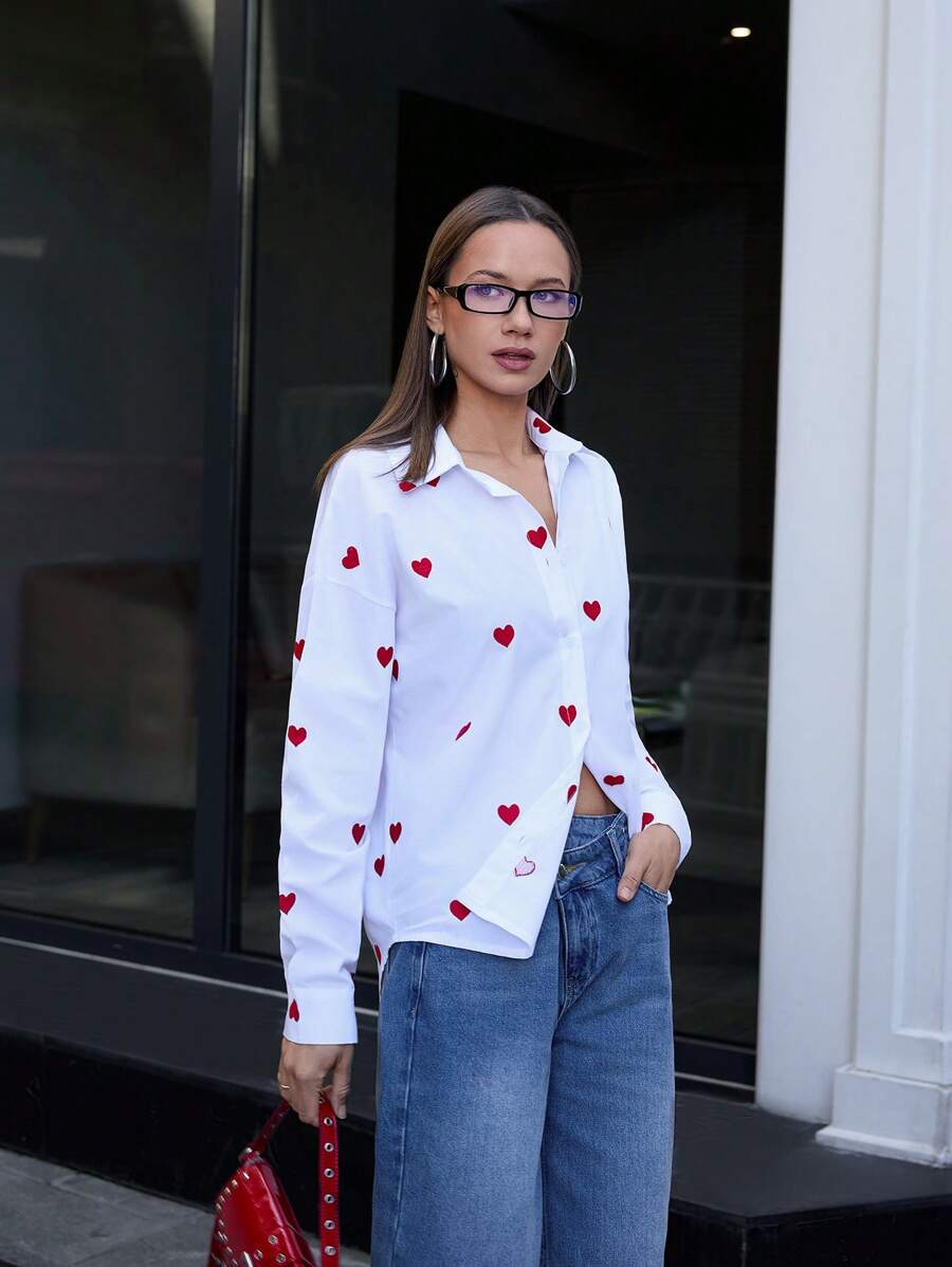 RueChic Blusa donna con bottoni, maniche lunghe, con ricamo a cuore intrecciato, di colore unito, per uscite
