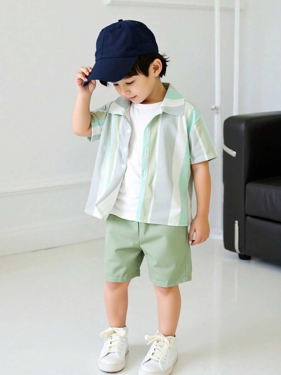 SHEIN Set de 2 piezas con camisa de manga corta con bloques de color y rayas y pantalones cortos para niño pequeño