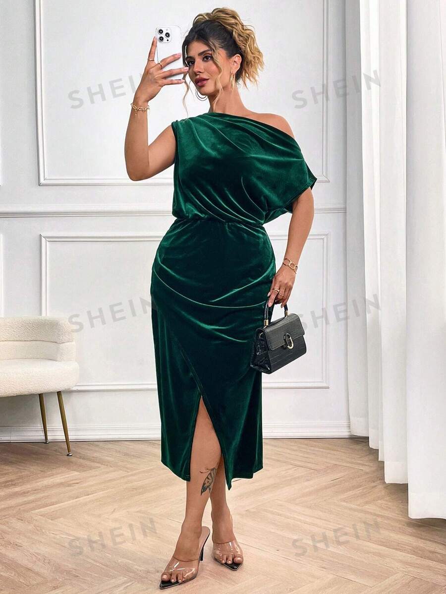 SHEIN Clasi Vestido ajustado de talla grande elegante de terciopelo sólido con cuello asimétrico, mangas tipo murciélago y abertura en el muslo para Navidad, Acción de Gracias - Vestido largo para mujer
