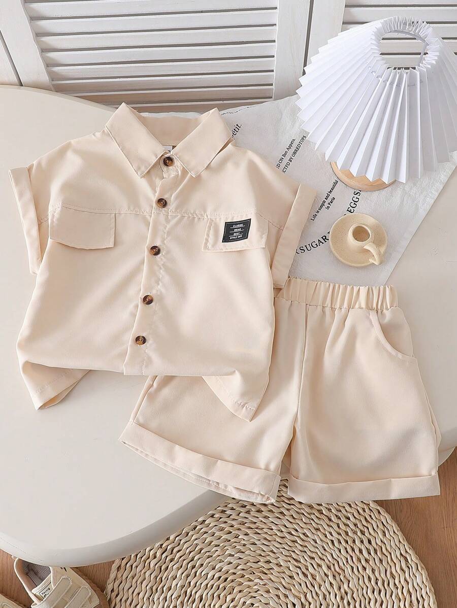 SHEIN Ensemble d'été 2 pièces pour jeune garçon, élégant et simple, composé d'une chemise décontractée à manches courtes et d'un short ample, style collage à la mode