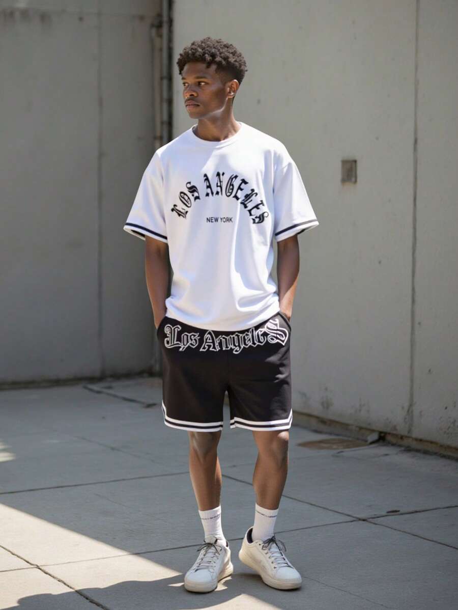 SHEIN Conjunto de 2 piezas para adolescentes varones: Camiseta de manga corta con estampado de letra, rayas y parches para deportes de baloncesto al aire libre y pantalones cortos de rayas y parches para entrenamiento y deporte urbano de verano