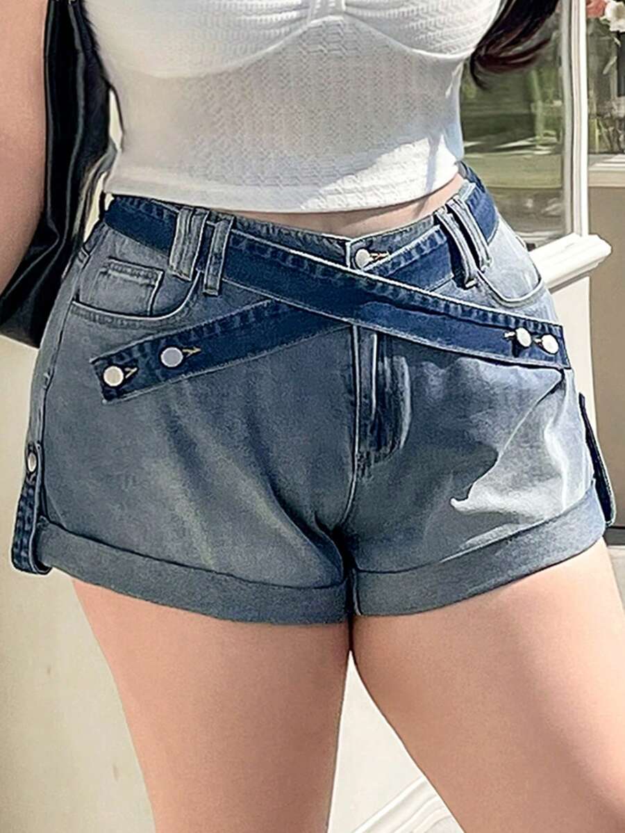 SHEIN EZwear Pantaloncini di jeans casual con tasche e orlo arrotolato incrociato per donne taglie forti