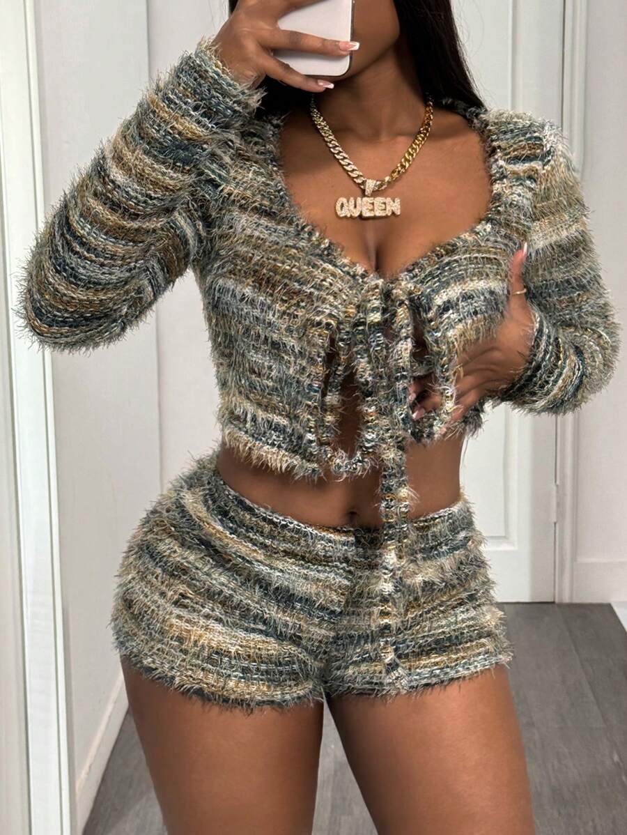 Slaydiva Conjunto de 2 piezas con top corto de manga larga con abertura y dobladillo atado y shorts de rayas peludos y ceñidos, atuendo sexy